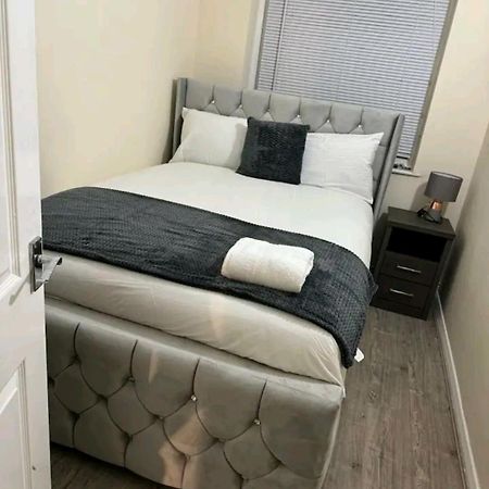 סוליהול Lovely 2-Bed Apartment In Knowle מראה חיצוני תמונה
