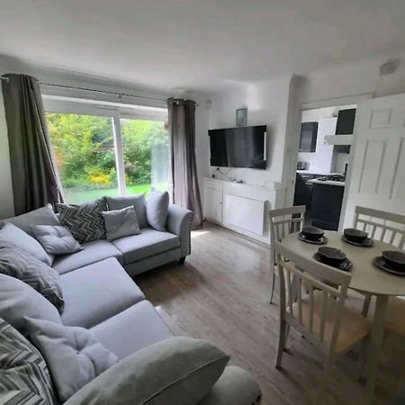 סוליהול Lovely 2-Bed Apartment In Knowle מראה חיצוני תמונה