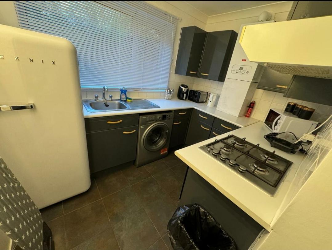 סוליהול Lovely 2-Bed Apartment In Knowle מראה חיצוני תמונה